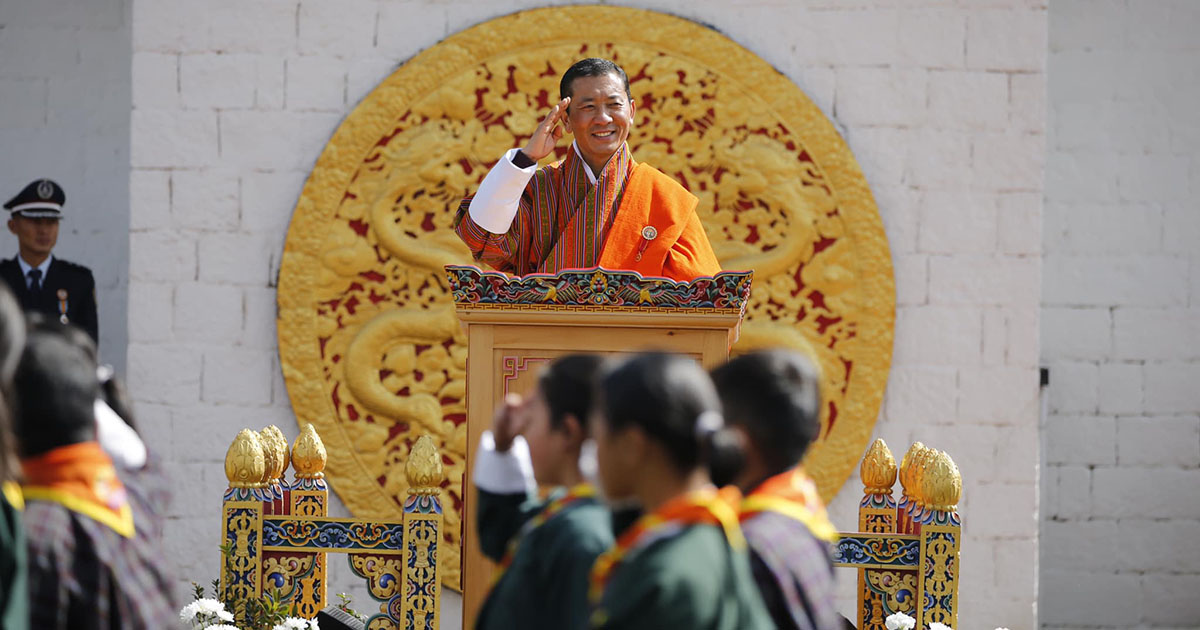 Rey de Bután pide a los ciudadanos que adopten animales y planten árboles para su cumpleaños
