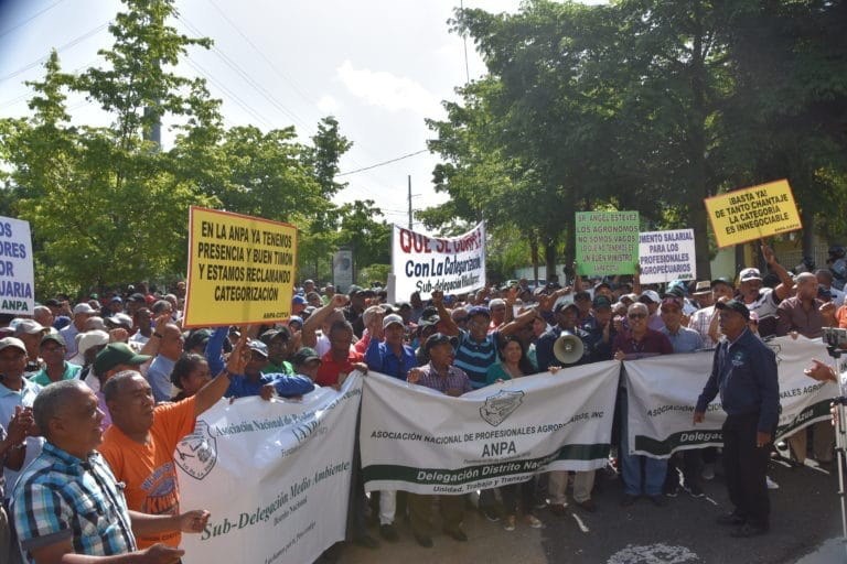 Agropecuarios realizan piquete frente al Ministerio de Medio Ambiente 