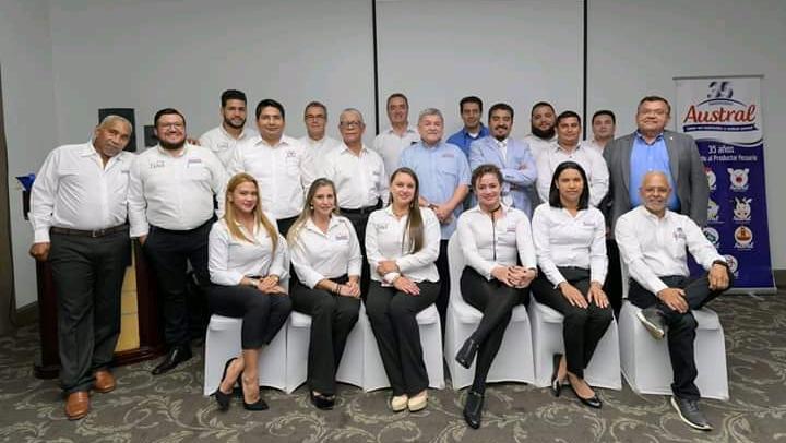 Austral realiza taller &ldquo;Primera Escuela T&eacute;cnica Av&iacute;cola&rdquo; del pa&iacute;s 