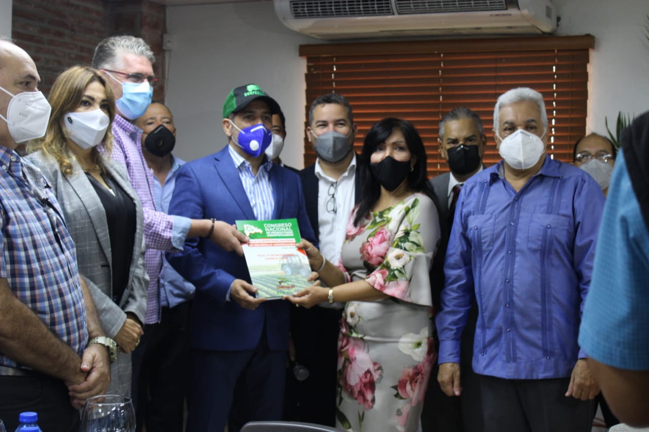 Ministro de Agricultura promete a productores nacionales reactivar el campo