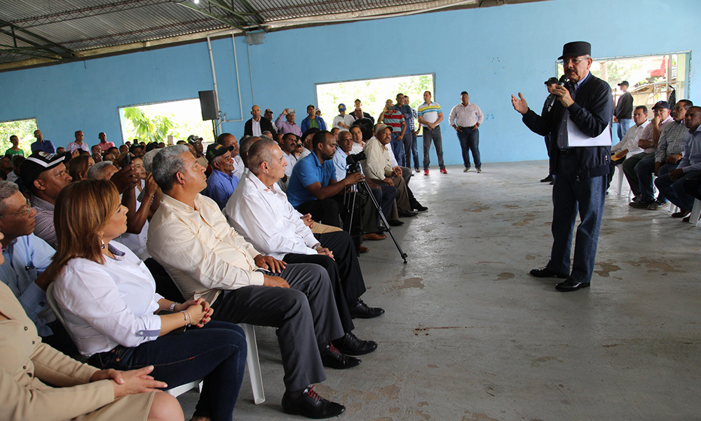 Gobierno apoya a caficultores y pescadores