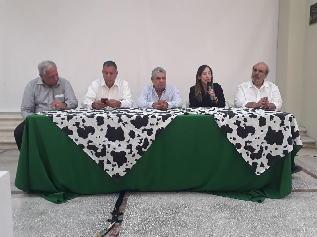 JAD junto al proyecto Progana imparte charla a ganaderos del pa&iacute;s 