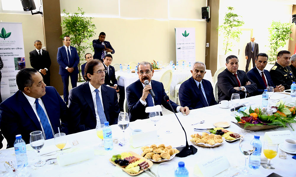 Medina eval&uacute;a logros con sector agropecuario