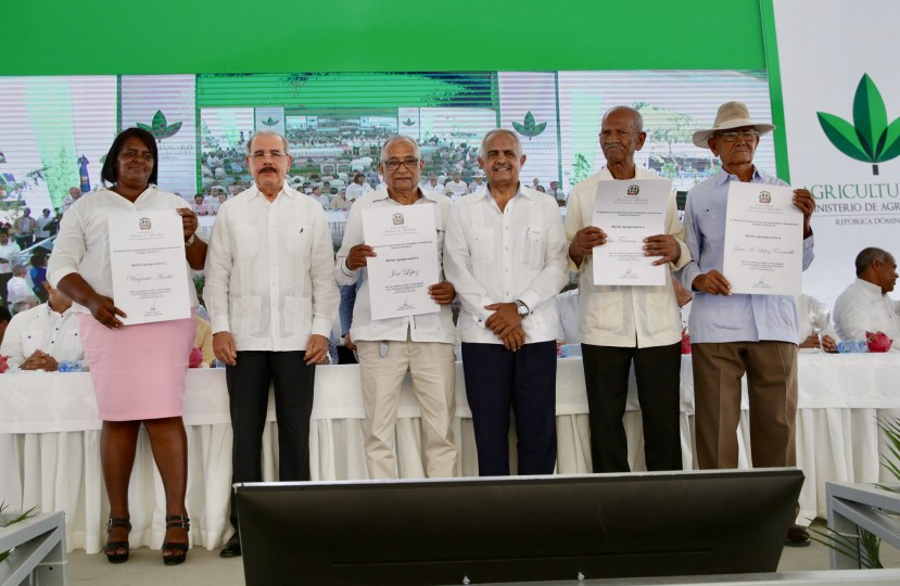 Presidente entrega a nueve agricultores &ldquo;Premio al M&eacute;rito&rdquo;
