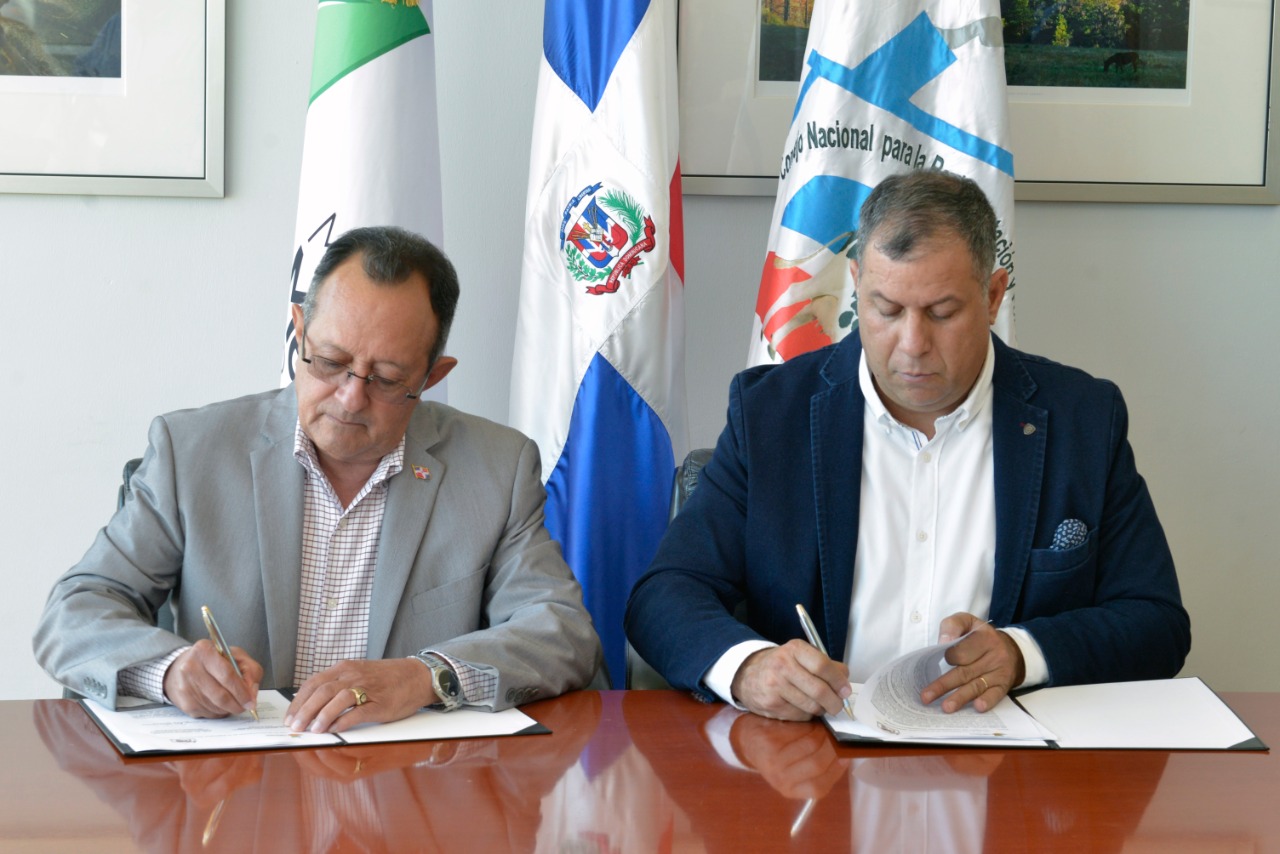 Conaleche y Medio Ambiente suscriben acuerdo de cooperaci&oacute;n para una producci&oacute;n mas sostenible 