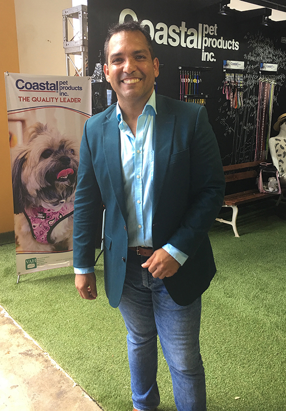 El Dr. Otto Alvarado expone sobre perros callejeros
