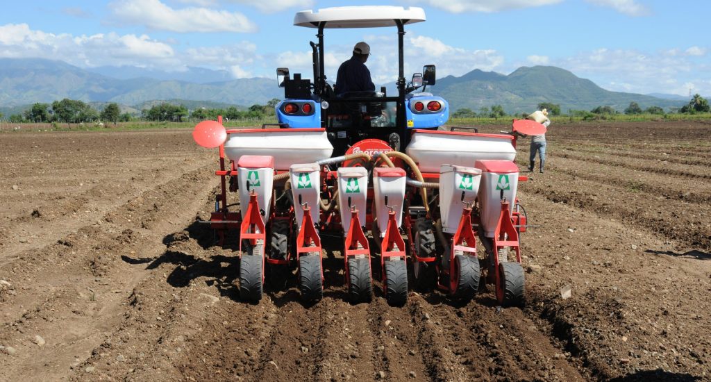Agricultura prepara gratis m&aacute;s de 58 mil tareas a 935 agricultores de la Regional Central