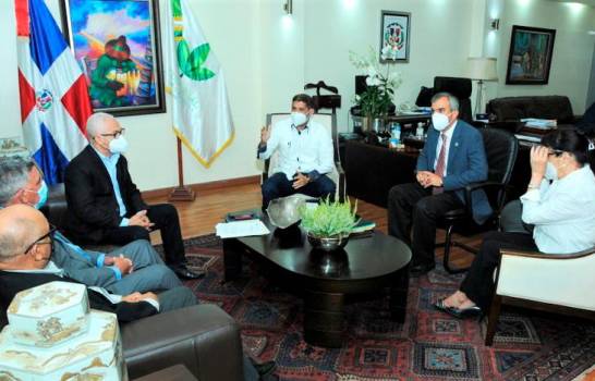 Ministro Agricultura se re&uacute;ne con Federaci&oacute;n de Comerciantes