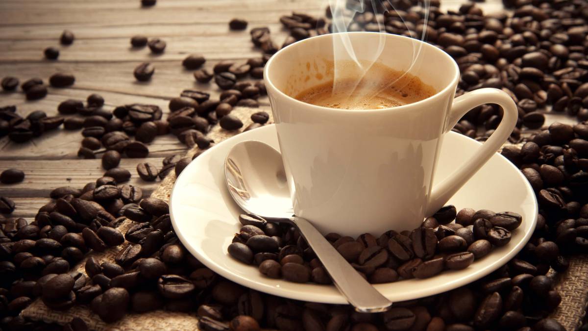 D&iacute;a Nacional del Caf&eacute; bebiendo producto importado