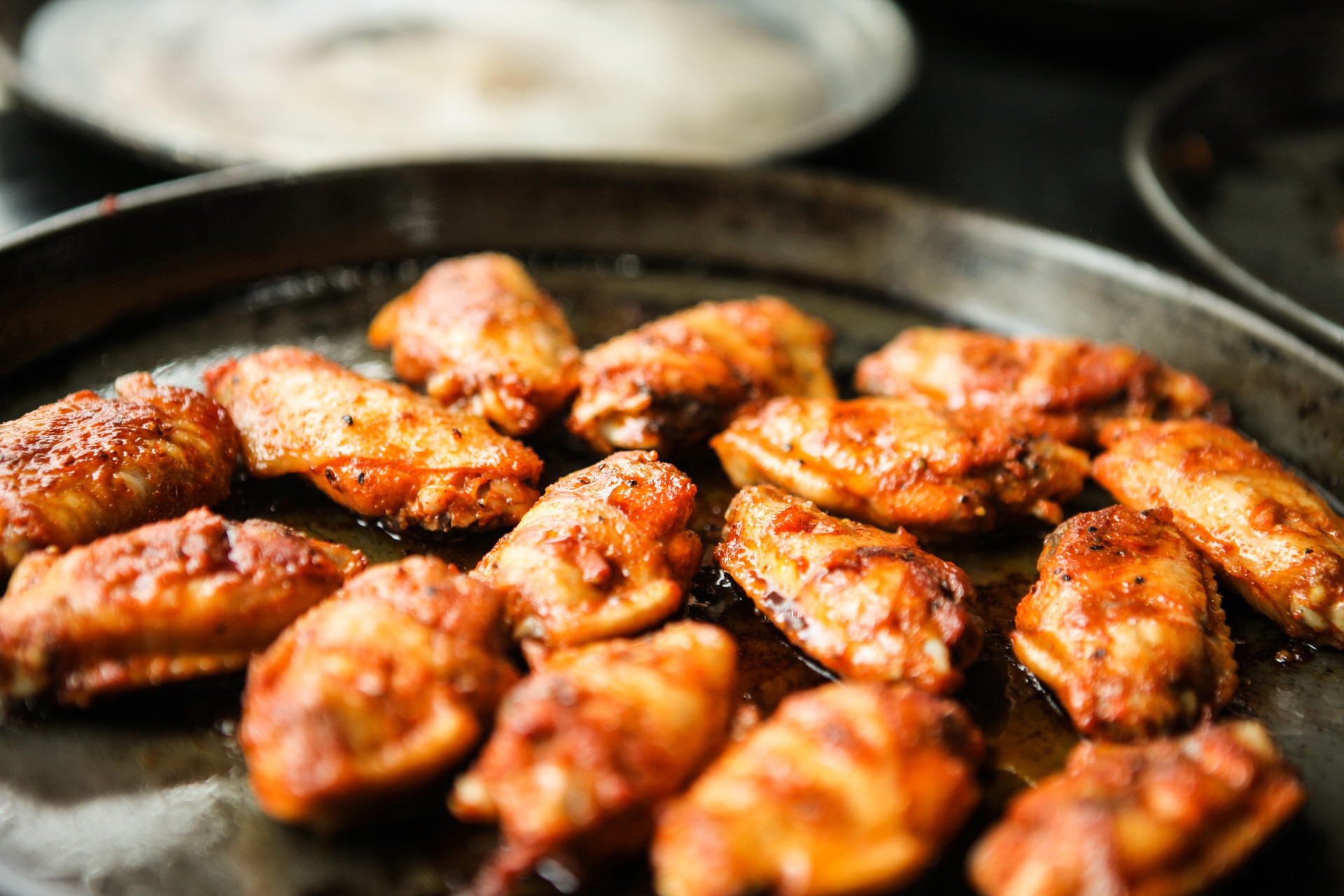 Estadounidenses comen tantas alitas pollos que suben precios