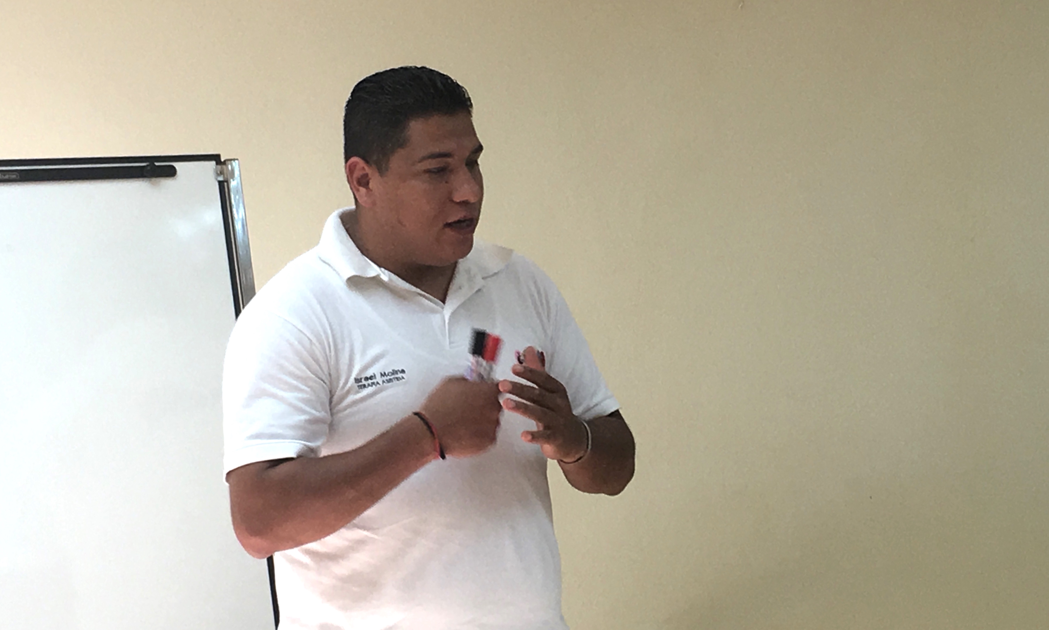 Israel Molina imparte conferencia sobre entrenamiento canino