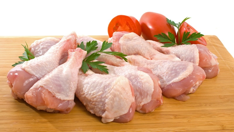 Sector av&iacute;cola del pa&iacute;s acumula 12 millones de libras de pollos 