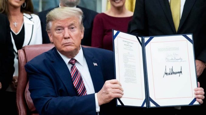 Donald Trump firma ley de crueldad animal